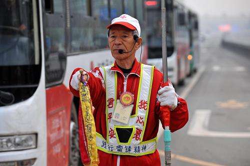 雷锋爷爷”马金明：只要行人安全一切都值